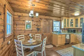 Screened Porch & Grill: Waterfront Landrum Cottage - Interiør