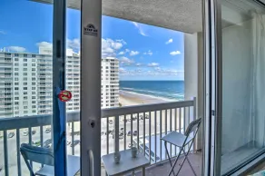 ‘Vacation Vibe’ Condo: Eleventh-Floor Ocean Views - Interiör
