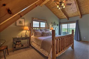 Piney Creek Mountain-view Cabin w/ Wraparound Deck - Værelse