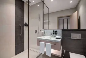 Ramada by Wyndham Riyadh King Fahd Road - Bathroom