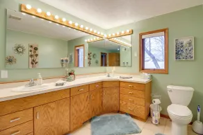 Private Lakefront Cabin w/ Hot Tub, Deck & Views - Intérieur