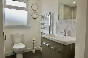 Castle View Chalet by Clonlum Cottages - Bathroom