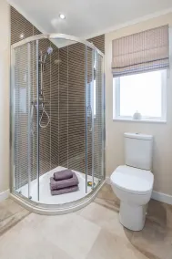 Luxus-Lodge-Ensuite mit Dusche-Blick auf die Landschaft - Badezimmer