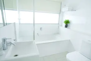 Cosmopolitan Hotel and Apartments - Bathroom