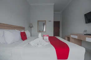 RedDoorz near Hermes Place Polonia Medan - Room