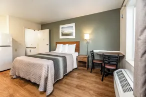 HomeTowne Studios by Red Roof Fresno - West - Chambre