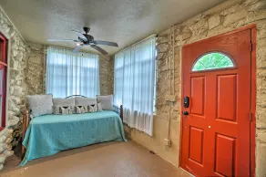 Enchanting Hilltop Cottage in Medicine Park! - Interiör