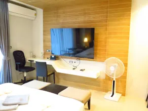 Emerald 215 - Studio With Balcony and Shared Pool - Room