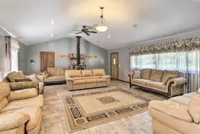 Peaceful Toledo Retreat w/ Spacious Yard! - Interiör