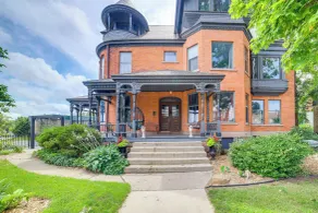 Stunning Historic Home w/ Original Features! - Innvendig