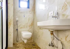 FabHotel Eros 211 - Nr Sreebhumi - Badezimmer
