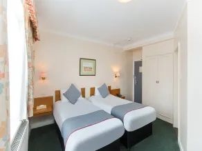 OYO Stade Court Hotel - Room