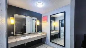 Studio 6 Suites Albany, GA - Badrum