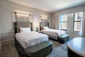 The Pfister Hotel - Chambre