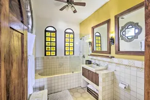 Mid-Century Modern Condo w/ Patio & Ocean Views! - Interni