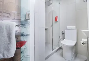 Red Planet BGC The Fort - Salle de bain