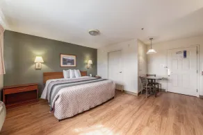 HomeTowne Studios & Suites by Red Roof Charlotte - Concord - Zimmer