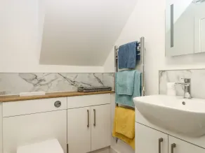 Bumblebee Cottage - Bathroom