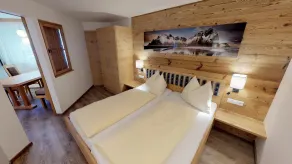 Family room, bath, toilet, west - Habitación