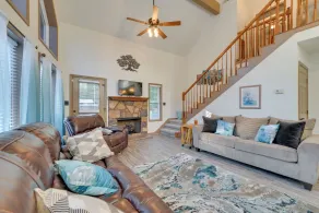 Fisherman's Paradise w/ Fire Pit, Deck + Patio! - Innenbereich