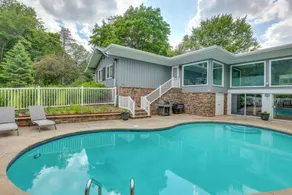 Spacious Rochester Home w/ Heated Pool & Hot Tub! - Interiör