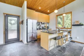 Modern Summit Lake Escape - Spacious Deck w/ View! - Innvendig