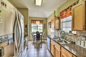 Hampton Home w/ Fireplace + Close to Beaches! - Interiör