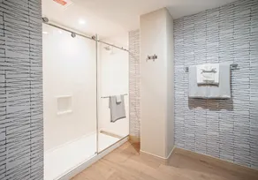 Cambria Hotel Austin Downtown - Bathroom