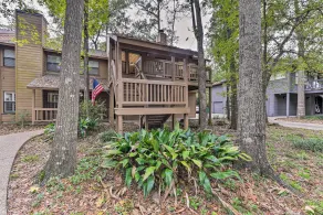 Cozy Woodlands Townhome w/ Deck Near Market Street - Interiör