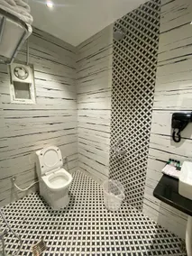HOTEL GULMOHAR PLAZA BY AUROVILLE ENT - Baño