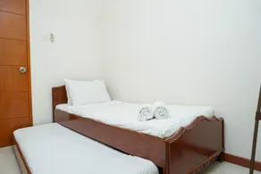 Cozy and Minimalist 2BR at Marbella Kemang Apartment By Travelio - Chambre