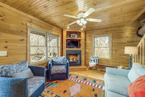 Deck & Views: Blue Ridge Mountain Cabin - Innvendig