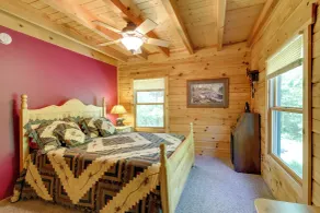 Lakefront Hazelhurst Cabin: Dock & Pool Table - Interiör