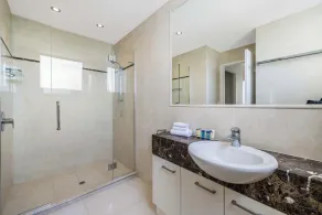 Meridian Alex Beach Apartments - Bathroom