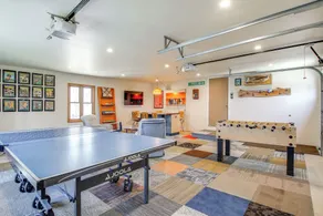 Woodsy Plymouth Hideaway: Hot Tub & Game Room - Innenbereich
