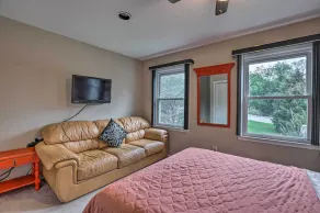 53 Mi to MetLife! Jersey Home w/ Hot Tub & Pool! - Interior