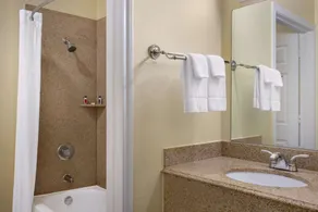 Days Inn & Suites by Wyndham DFW Airport South-Euless - Salle de bain