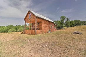 Chic Thorndale Cabin w/ Fire Pit & Fishing Pond - Interiør