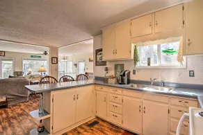 Lakefront Table Rock Getaway w/ Private Swim Dock! - Interiør