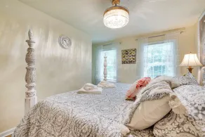 Hot Tub, Game Room & Fire Pit: Pocono Summit Home! - Innvendig