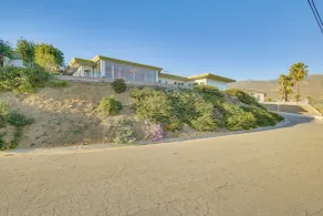 Stunning MCM Escape w/ Mtn Views in San Bernardino - Innenbereich