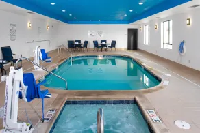 Holiday Inn Express Hutchison by IHG - Piscina