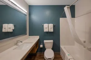 WoodSpring Suites West Palm Beach - Bathroom