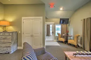 2 Mi to Branson Strip: Cozy Cottage w/ Fire Pit! - Interior