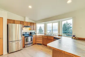 Port Townsend Escape w/ Deck, Bay & Mountain Views - Interiör