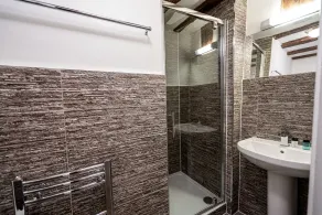 Caravelli - Bathroom
