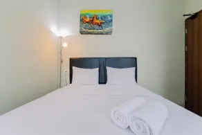 Homey and Minimalist 1BR Royal Sentul Park Apartment By Travelio - Zimmer