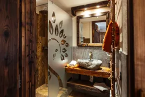 Pension Seighof - Geschichte zum Anfassen seit 1366 - regionales Frühstück & Halbpension - Skishuttle - Ski In - Bergpanorama - Bathroom