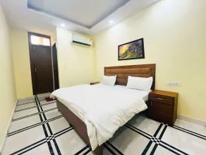 Roomshala 168 Startlight Suites - Room