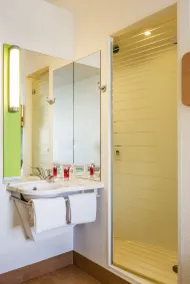 ibis budget Newport - Bathroom